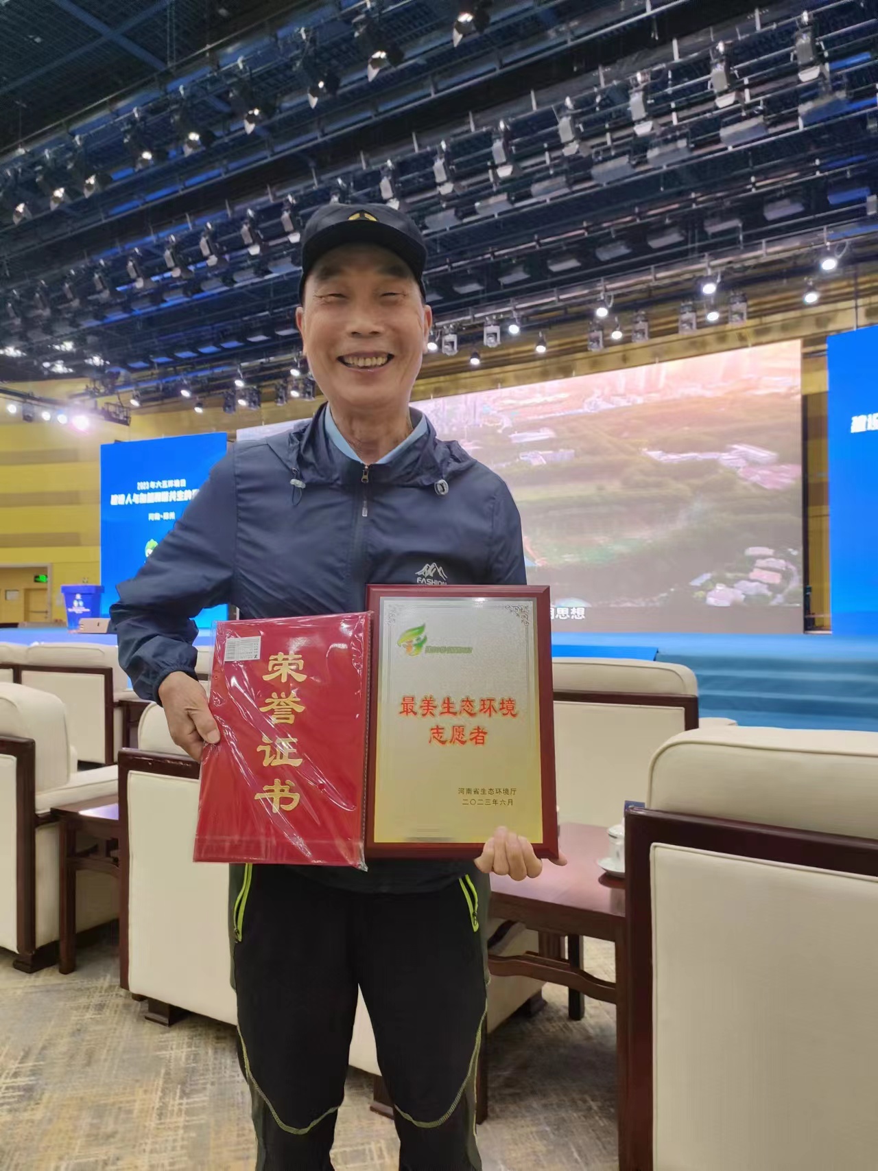 喜報(bào)！新鄉(xiāng)環(huán)保志愿者張鄭州獲省“2023最美生態(tài)環(huán)境志愿者”稱(chēng)號(hào)